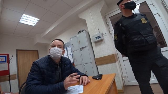 ?СУДЕБНЫЕ ПРИСТАВЫ ПО ОУПДС ВЗЯЛИ СО СТВОЛОМ ПРИ ПРОХОДЕ В ЦЕНТРАЛЬНЫЙ РАЙОННЫЙ СУД? смотреть онлайн