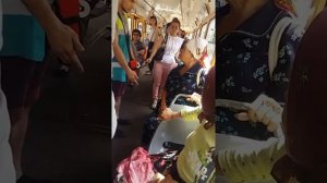 БАБКА - ШИЗАФРЕНИЧКА ОРЁТ МАТАМИ, ПЛЮЕТСЯ И БЬЁТ ЛЮДЕЙ В АВТОБУСЕ