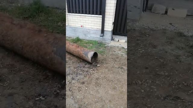 как правильно укладывать трубы под водосток, в канаву #трубы#канава#водосток#дренаж смотреть онлайн