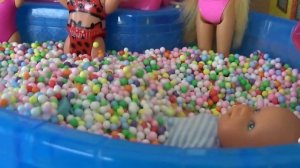 КАТЯ И МАКС ВЕСЕЛАЯ СЕМЕЙКА. ЗАЧЕМ В БАССЕЙНЕ ПЫЛЕСОС? Мультик куклы семейка Барби