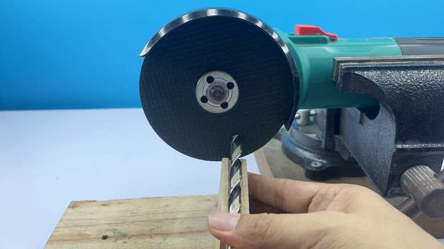 Sharp as a Razor! Sharpen Drill Bits in 2 Minutes With This Idea? смотреть онлайн