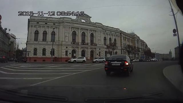 у картонной стрелки приоритет перед регулировщиком, а вы не знали? смотреть онлайн