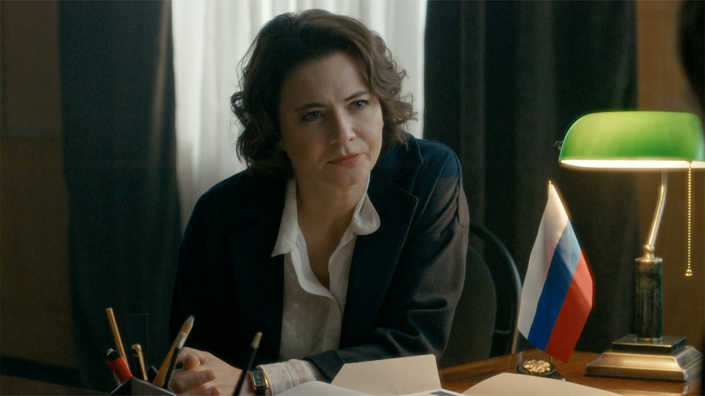 Она — незаменима | Секретарша | c 10 мая 18:30 смотреть онлайн