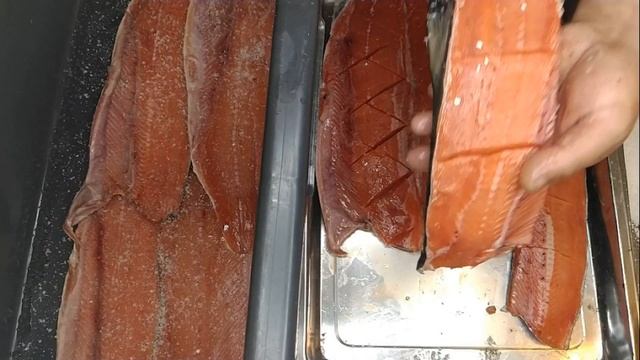 ХОЛОДНОЕ КОПЧЕНИЕ в коптильне уэк летняя кета и черный лещ смотреть онлайн