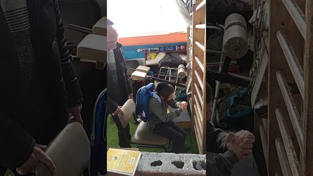 Первый раз в жизни встать со стула без помощи рук с одним килограммом за спиной ! Мальчик с ЦП. смотреть онлайн