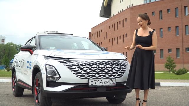 Марьям проходит тест-драйв на улицах города на полном приводе OMODA C5 смотреть онлайн