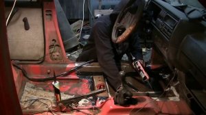 Гольф 2 зачищаем сварочные швы и наносим шовный герметик