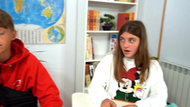 Близнецы Евы и Савы устроили переполох в лагере!