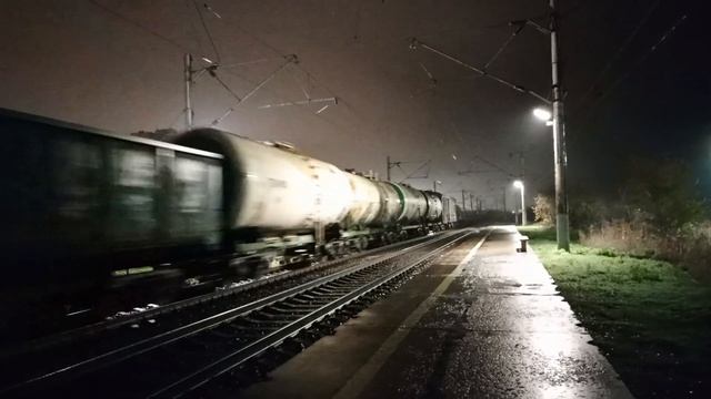 Тройник ВЛ80с-2740 со сборным поездом проследует платформу Им. Николая Руднева. смотреть онлайн