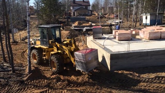 Разгружаем стеновые блоки