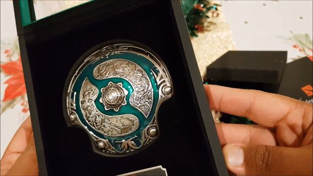 DOTA 2 TI8 Collectors Aegis Unboxing смотреть онлайн