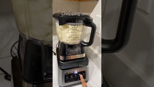 Chopping bulk onion using Ninja blender BN801 #ninjablender #ninjafoodie #ninjakitchen #blenderrevi смотреть онлайн