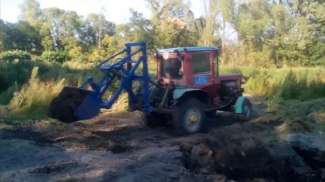 Робота с погрузчиком. Грузим торф с болота смотреть онлайн