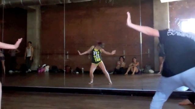 Jade Chynoweth and Camren Bicondova in Tessandra Chavez's class смотреть онлайн