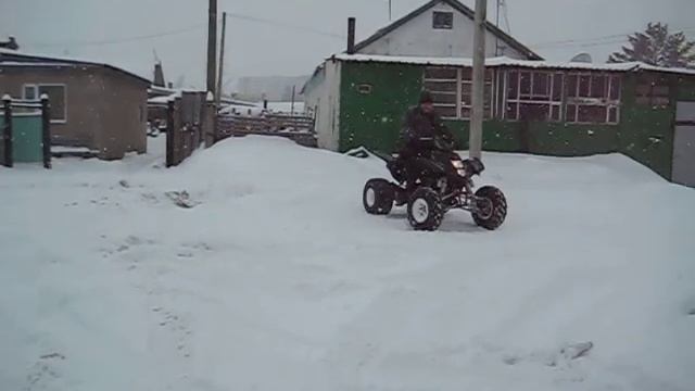 Квадроцикл Suzuki LTZ400 в снегу 2 смотреть онлайн