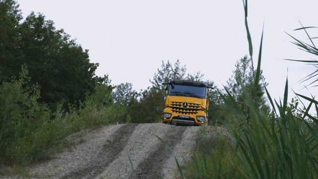 Мощный нимецкий самосвал АРОКС 8x8 с сетевой мультимедийной кабиной. Тест-драйв. смотреть онлайн