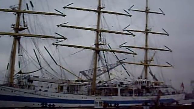 Парусник Мир вернулся в родной город / Sailing-ship "Mir" is at home at last... смотреть онлайн