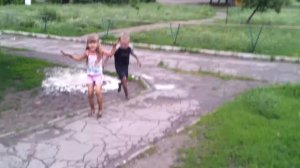 Дети купаются в луже