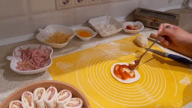 Пицца на слоеном тесте с колбасой смотреть онлайн