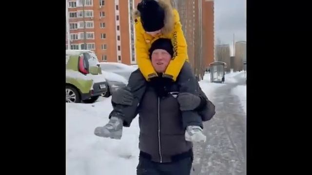 Я на лыжах мчусь с горы, веселее нет игры.... видео смотреть до конца! смотреть онлайн