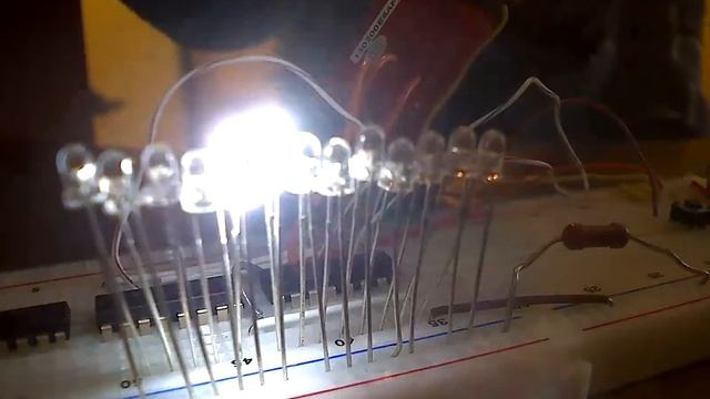 shiftOut() и последовательное соединение регистров 74HC595 смотреть онлайн