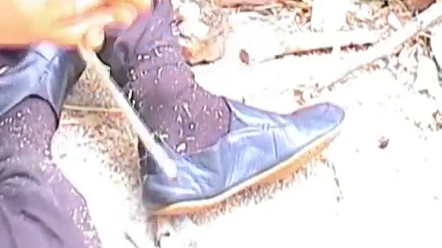 Smallest friction fire (6) - first success with hand drill смотреть онлайн