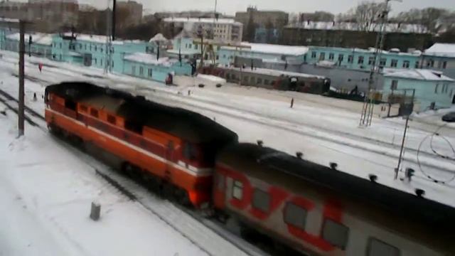 Пригородный поезд Киров-Луза под ТЭП70 отправляется со ст. Киров смотреть онлайн