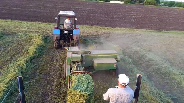 Прессуем люцерну и эспарцет 2020 МТЗ 920 JOHN DEERE 456. смотреть онлайн