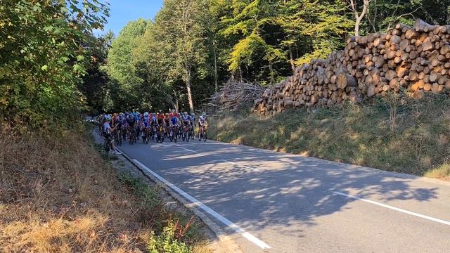 Skoda Tour de Luxembourg ¦ Rush Bourglinster, & colonne voitures équipes derrière le peleton... смотреть онлайн