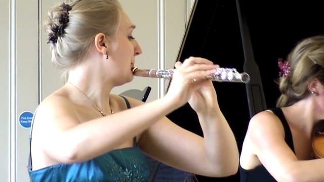 Mozart - Flute Quartet in D Major K.V. 285 (II. Adagio) Flautist Holly Cook смотреть онлайн