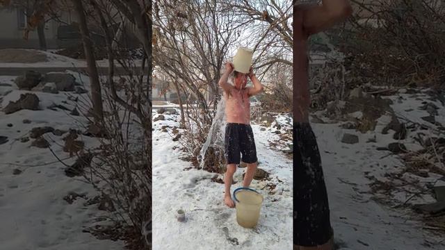 ОБЛИВАНИЕ ХОЛОДНОЙ ВОДОЙ смотреть онлайн