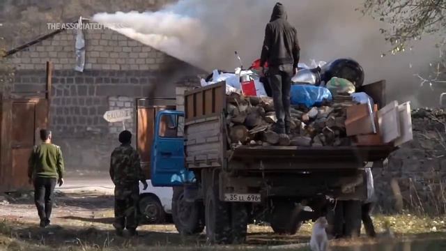 Жители Кельбаджарского района Нагорного Карабаха сжигают свои дома перед тем, как покинуть регион, смотреть онлайн