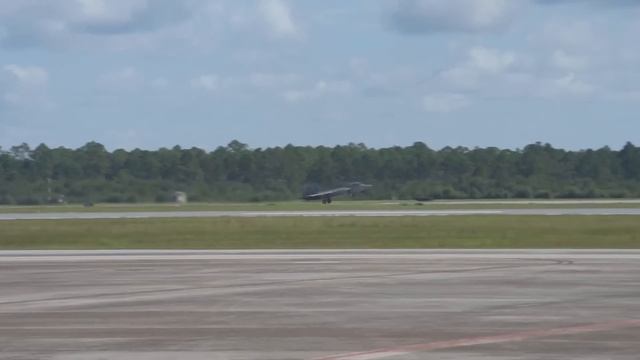 F-22 Raptors Go Vertical On Takeoff смотреть онлайн