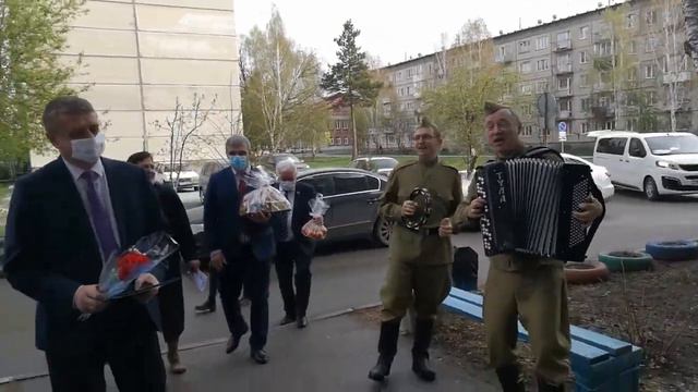 Представители р-ой адм. Новосибирского района идут поздравлять ветеранов ВОВ п. Кудряшовский смотреть онлайн