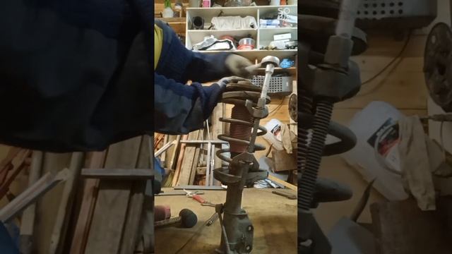 Как снять/стянуть пружину, амортизатор? Как открутить шток амортизатора? ЛЕГКО! Lada vesta,mazda 32 смотреть онлайн