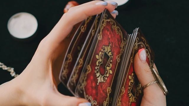 Женщина отнесла цветы на могилу мужа, а придя домой обнаружила их в вазе на столе. Рассказ. смотреть онлайн