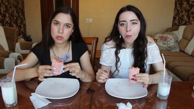РОЗОВАЯ ШАУРМА ПРОТИВ ДОНЕРА / MUKBANG / #AykaEmilly AskFatima