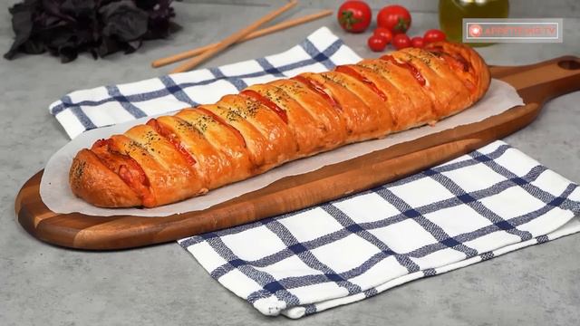 A roulade-shaped pizza! Puff pastry appetizer for any event смотреть онлайн