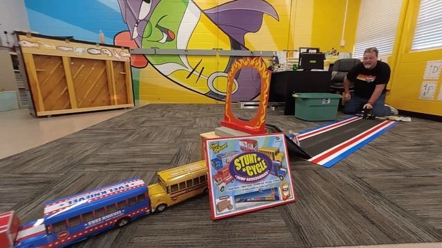 Evel Knievel Stunt Cycle - Jump Accessories Challenge смотреть онлайн