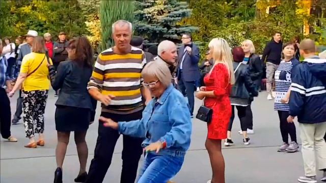 Я ОТКРЫЛА НОЧЬ! ХАРЬКОВ ТАНЦЫ НА РЕТРО СЕНТЯБРЬ 2023! смотреть онлайн