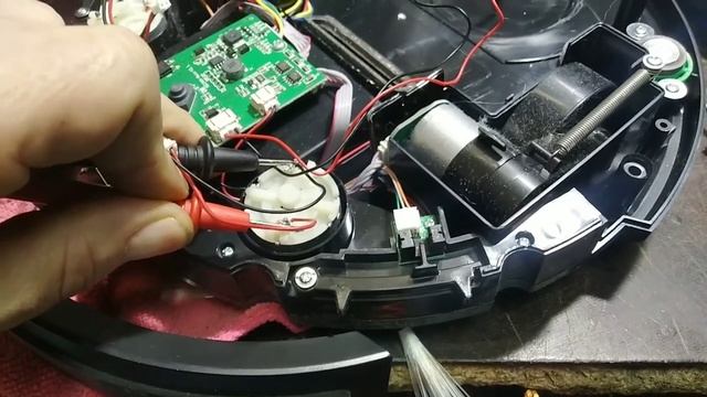 Робот пылесос Redmond RV-R290 приостанавливается во время работы, потом отключается. смотреть онлайн