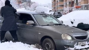 Машина Застряла в грязи И снег￼ Мы помогаем￼￼