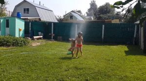 Дети отдыхают. Девочки.  Дача. Отдых.Лето.