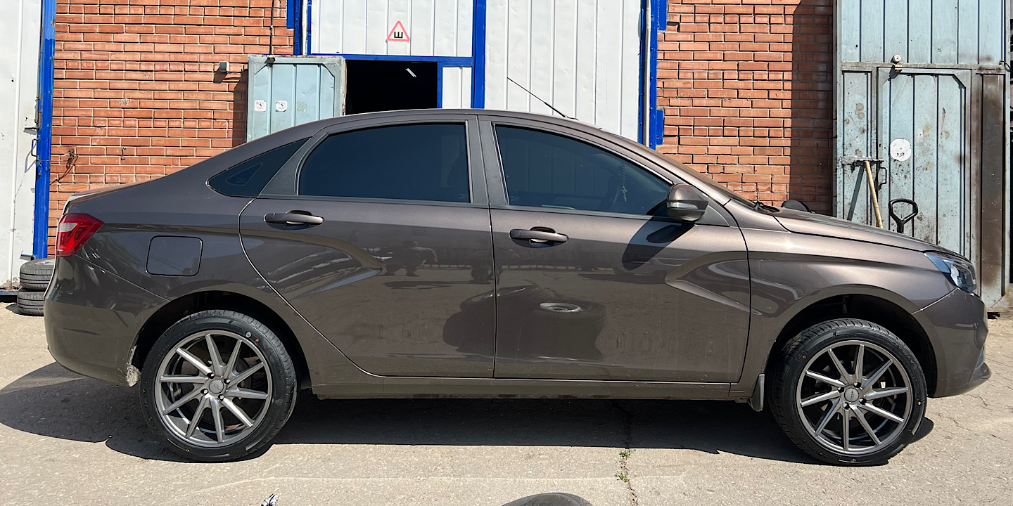 R17 Vossen на Весту анкор CVT + Fronway 215/45