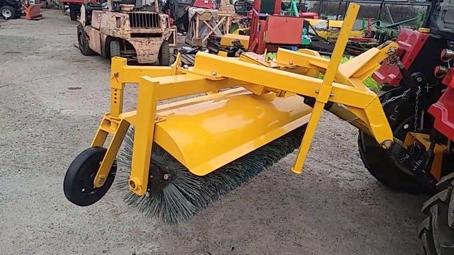 Трактор коммунальный Беларус 320.4 с отвалом и щеткой minifermer.com смотреть онлайн