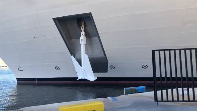 Large Anchor MSC Meraviglia Cruise Ship смотреть онлайн