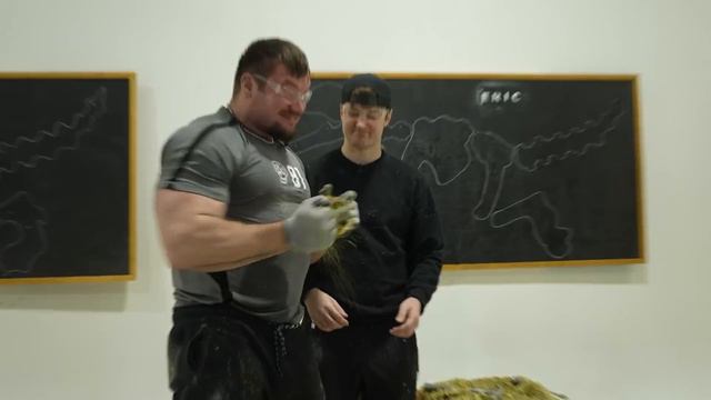 First To Mine The Dinosaur, Keeps It смотреть онлайн