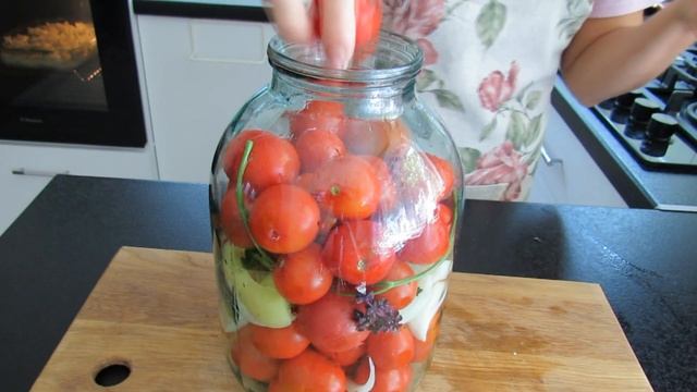 Быстро и вкусно ! Маринованные помидоры без стерилизации. Рецепты Алины. смотреть онлайн