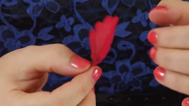 МАЛЕНЬКИЕ СЕКРЕТЫ - БРОШЬ смотреть онлайн