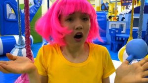 Canción de la familia Daddy Finger | Jugar con globos | Canciones Infantiles Alex y Nastya